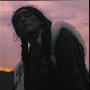 Обложка: Manizha - Держи меня земля