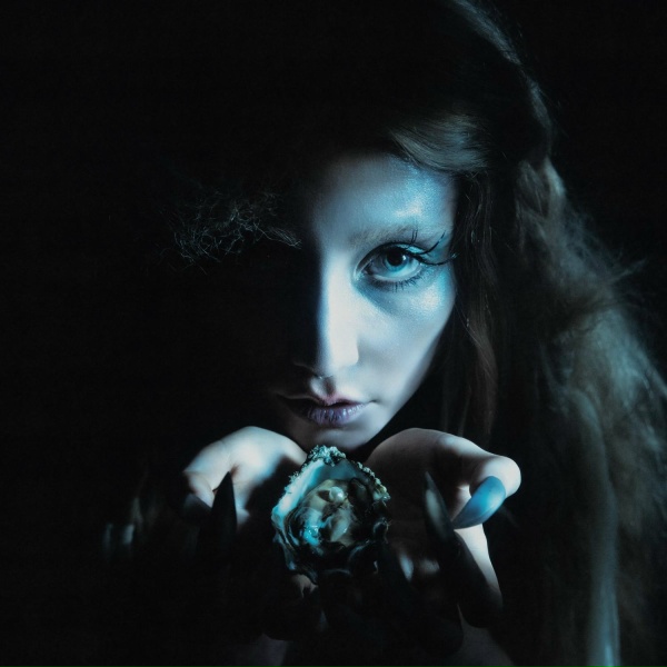 Обложка: chloe moriondo - oyster