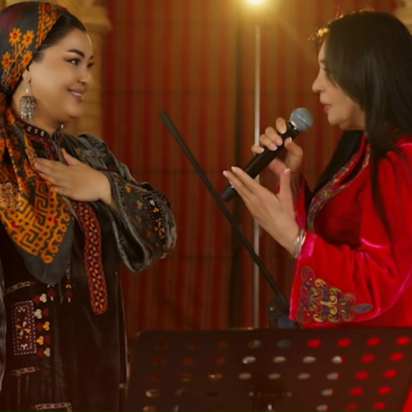 Обложка: Ogulbibi Reýimowa, Leyla Shadurdyyewa - Ahal ýigidi
