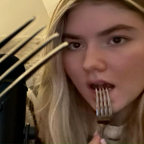 Обложка: ASMRCharlie - ASMR Scratching you with a Fork 1