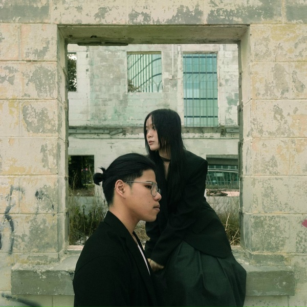 Обложка: To-To Ma feat. meyi - HOLD ME / QUAY VE DI